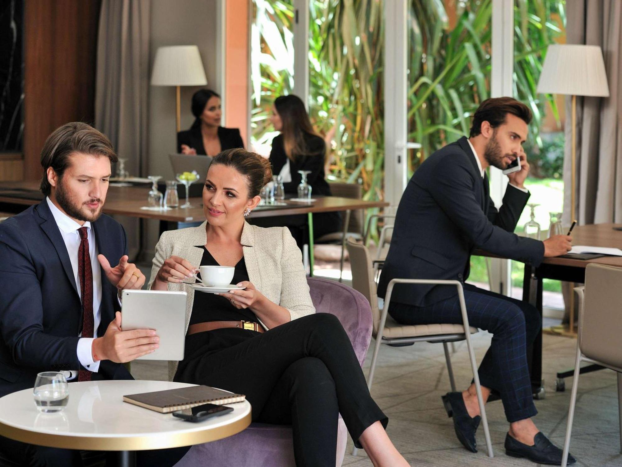 索菲特马拉喀什酒廊和Spa酒店 外观 照片 Businesspeople working in a hotel
