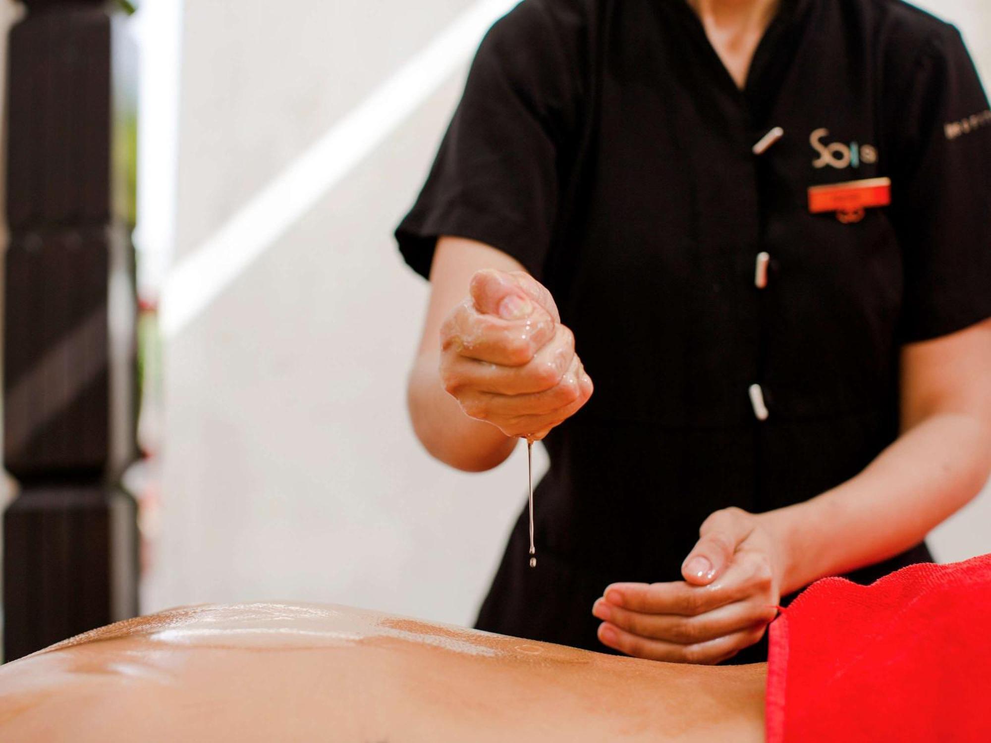 索菲特马拉喀什酒廊和Spa酒店 外观 照片 Acupuncturist preparing to tap needle into skin