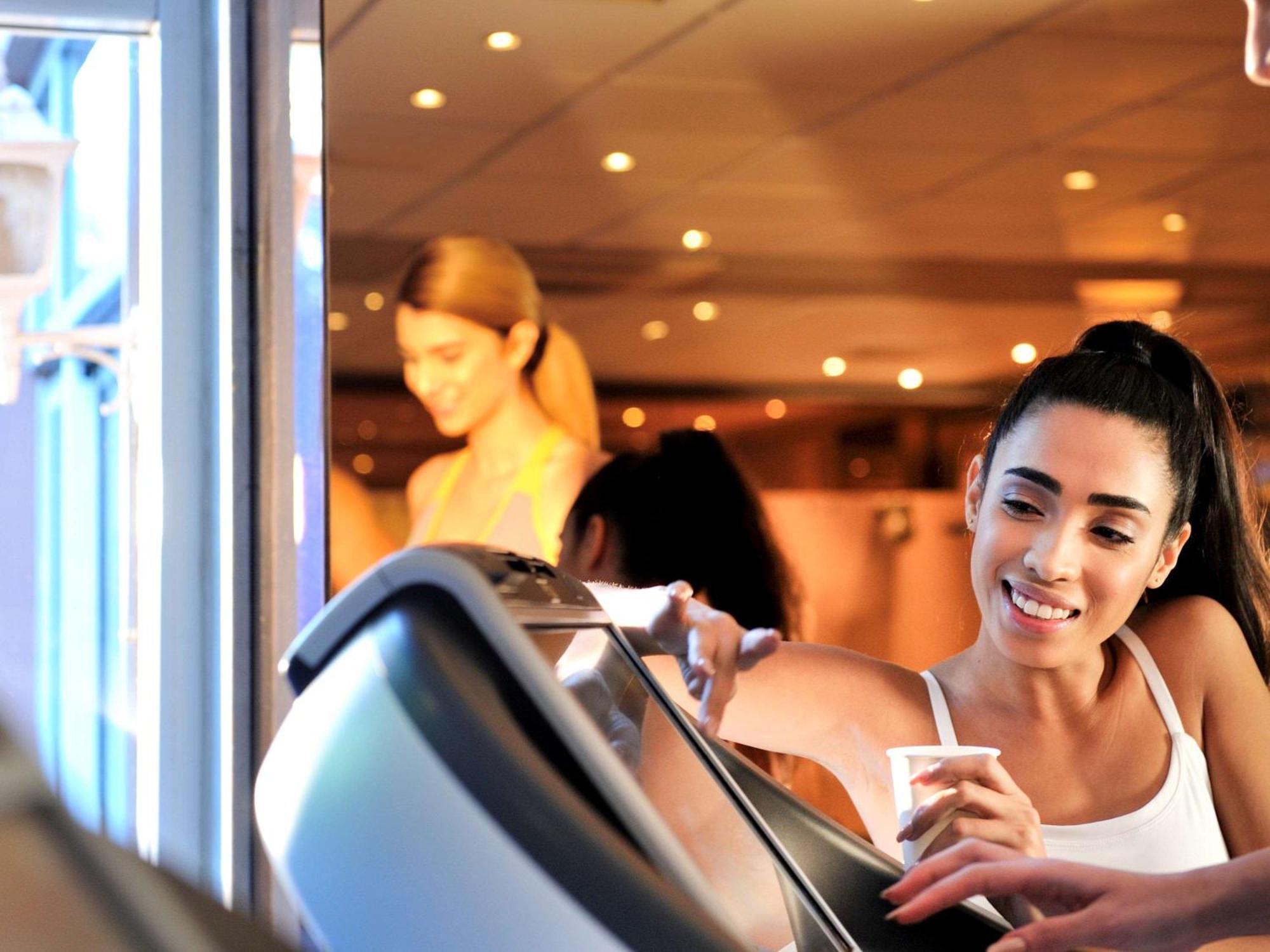 索菲特马拉喀什酒廊和Spa酒店 外观 照片 A woman using a treadmill