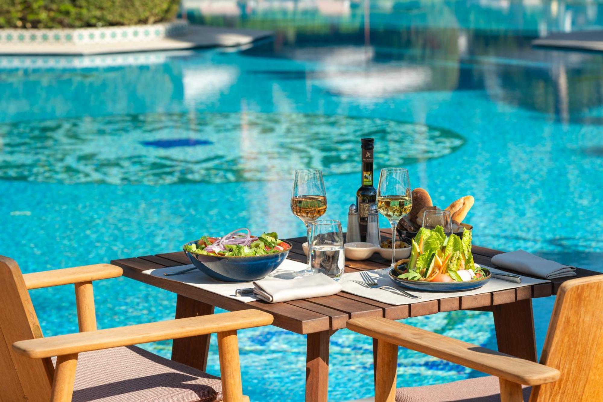 索菲特马拉喀什酒廊和Spa酒店 外观 照片 Poolside dining at the hotel